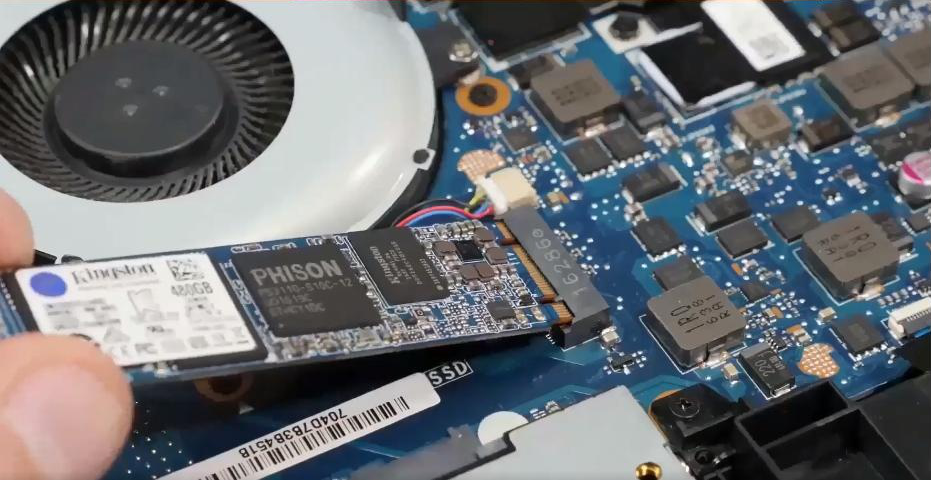 Insérez le SSD en oblique dans l'interface correspondante