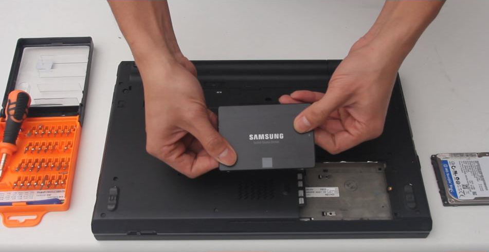 Insérez le disque SSD à remplacer dans l'emplacement du disque dur
