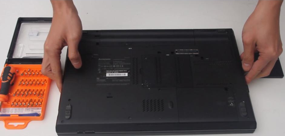 Retirez le capot arrière où le disque dur est installé dans l'ordinateur portable
