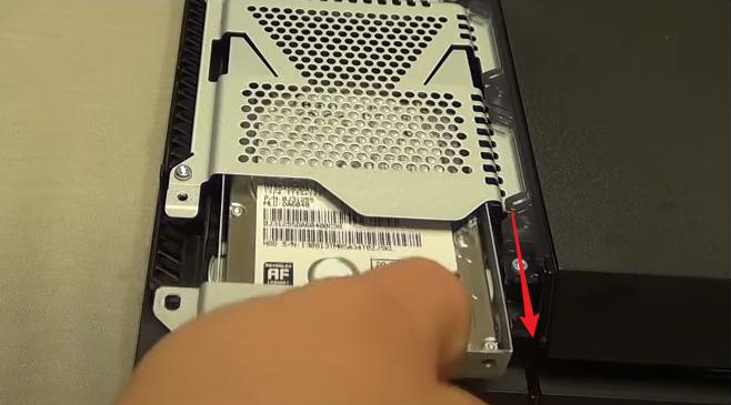 Sortez la cage du disque dur PS4