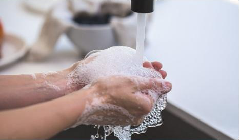 utilisez du savon doux et de l'eau tiède pour vous laver les mains