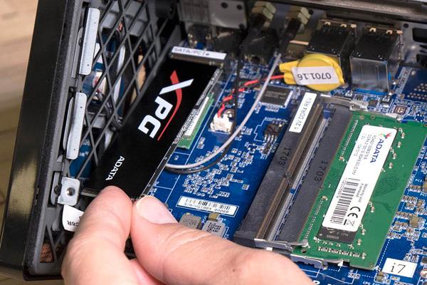 mettre le SSD M.2 dans l'ordinateur