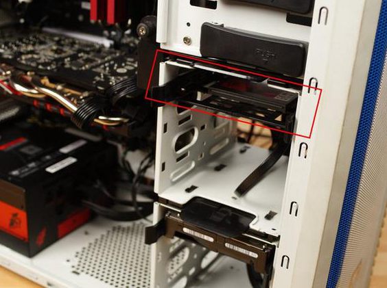 slot pour le SSD SATA dans un ordinateur de bureau